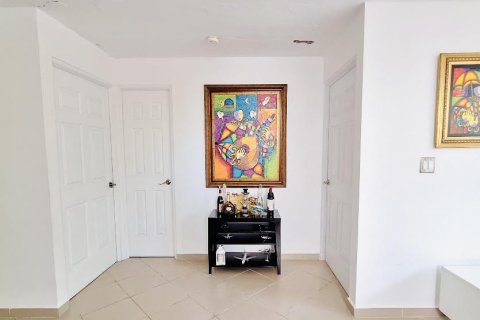 2 bedrooms Apartment in Panama City, Panama No. 76682 9