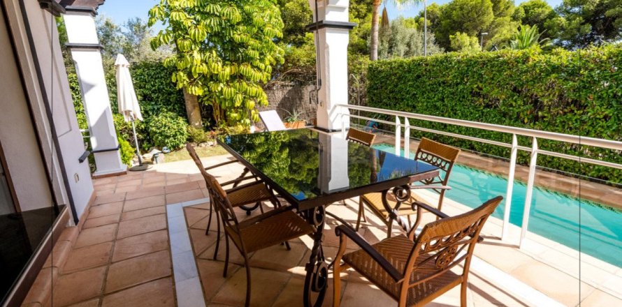 5 bedrooms Villa in Marbella, Spain No. 27089