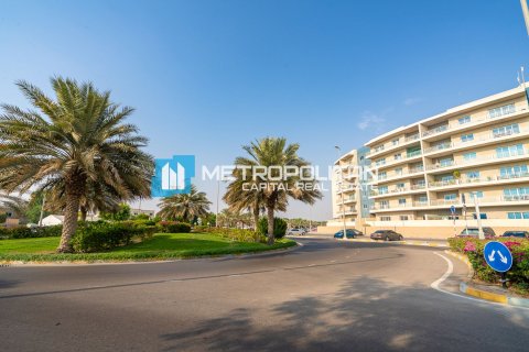 3 dormitorios Apartment en Al Reef, UAE No. 7060 1