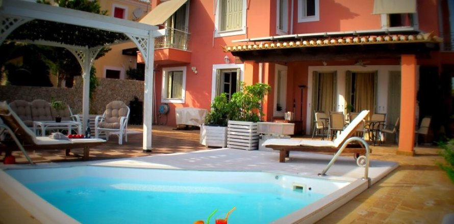 3 bedrooms Villa in Kranidi, Greece No. 56619