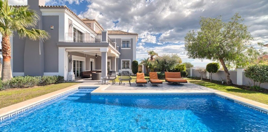 4 bedrooms House in Benahavis, Spain No. 25223