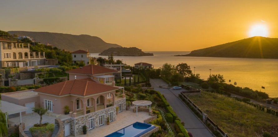 6 bedrooms Villa in Chania, Greece No. 48103