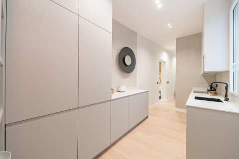 2 dormitorios Apartment en Madrid, Spain No. 26910 7