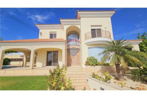 4 bedrooms Villa in Ypsonas, Cyprus No. 63192 3