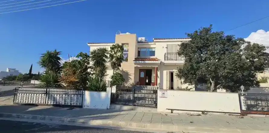 4 bedrooms House in Konia, Cyprus No. 30351