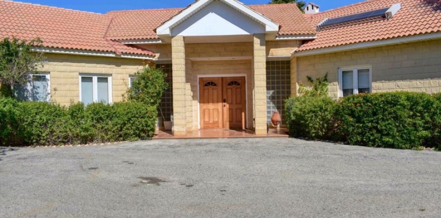 4 dormitorios Bungalow en Agioi Trimithias, Cyprus No. 36850