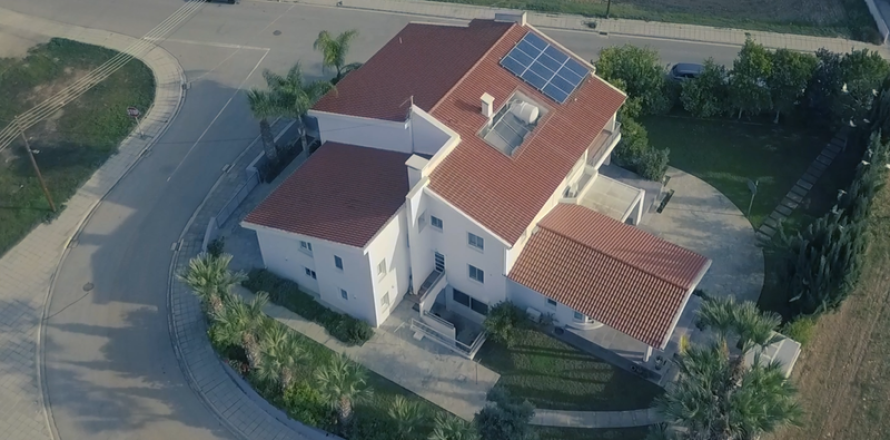 7 bedrooms Villa in Latsia, Cyprus No. 32052