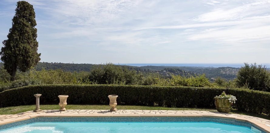 5 bedrooms Villa in Vence, France No. 67918