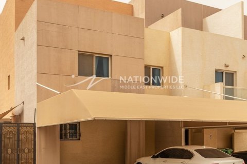 3 bedrooms Villa in Abu Dhabi, UAE No. 3696 1