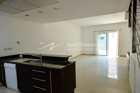 3 bedrooms Villa in Abu Dhabi, UAE No. 3696 16