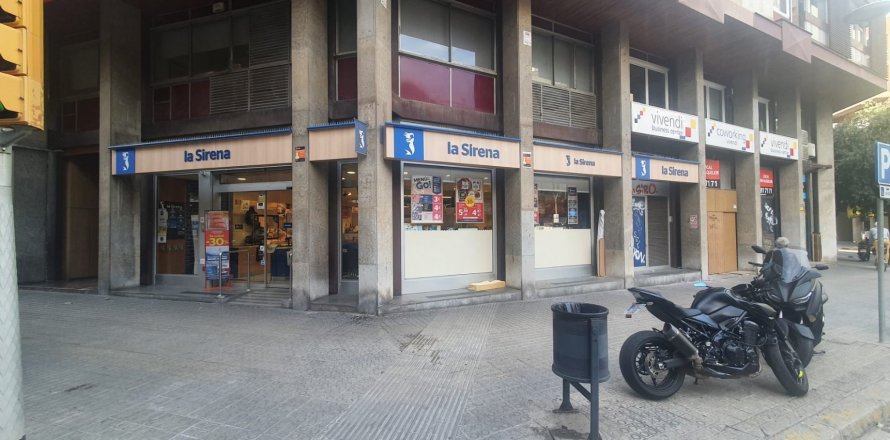 195m² Commercial property in L'Eixample, Spain No. 25573