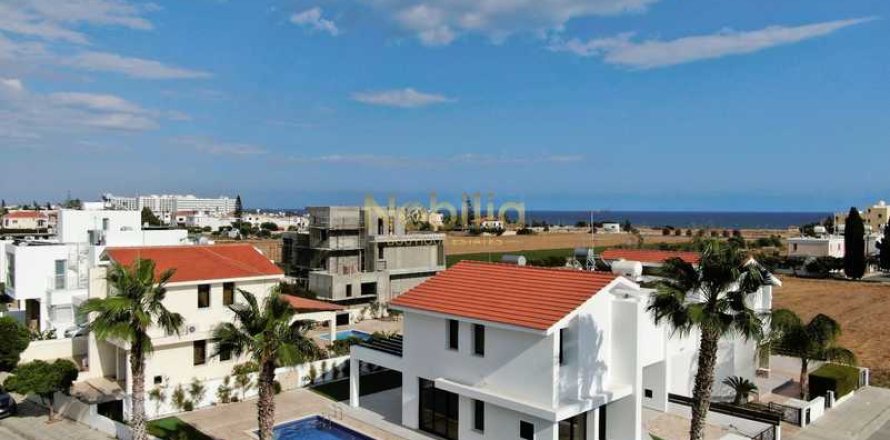 4 bedrooms Villa in Larnaca, Cyprus No. 65595