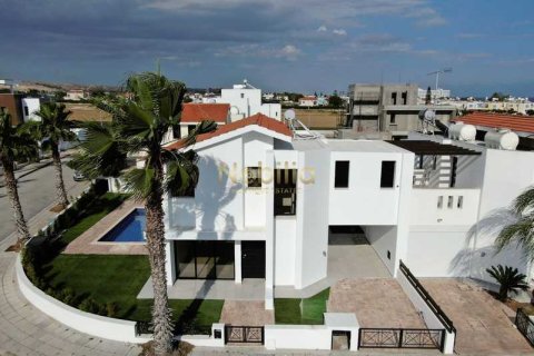 4 bedrooms Villa in Larnaca, Cyprus No. 65595 8