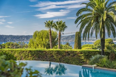 6 bedrooms Villa in Antibes, France No. 67330 1