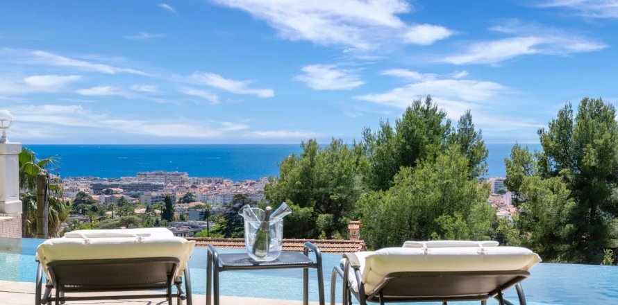 4 bedrooms Villa in Cannes, France No. 67332