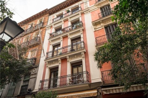 3 bedrooms Apartment in Madrid, Spain No. 27633 17