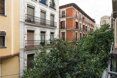 3 bedrooms Apartment in Madrid, Spain No. 27633 6