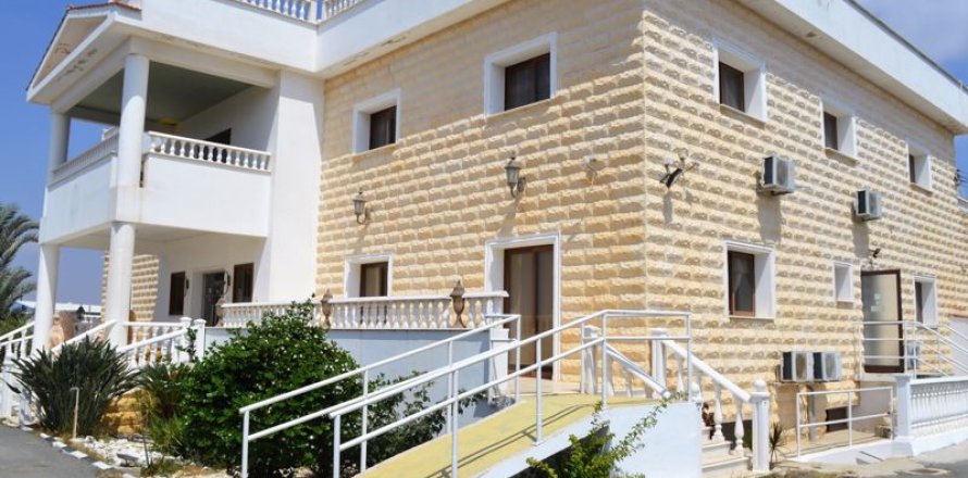 18 dormitorios House en Deryneia, Cyprus No. 64881