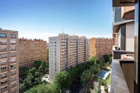 3 bedrooms Apartment in Madrid, Spain No. 26613 1