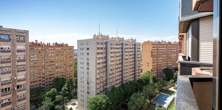 3 bedrooms Apartment in Madrid, Spain No. 26613