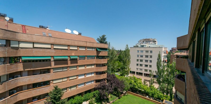 4 chambres Appartement à Madrid, Spain No. 26611