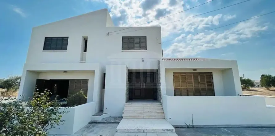 5 bedrooms House in Mazotos, Cyprus No. 30935