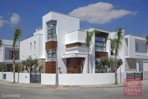 5 bedrooms Villa in Larnaca, Cyprus No. 30938 1