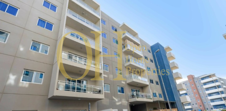 3 dormitorios Apartment en Al Reef, UAE No. 8370