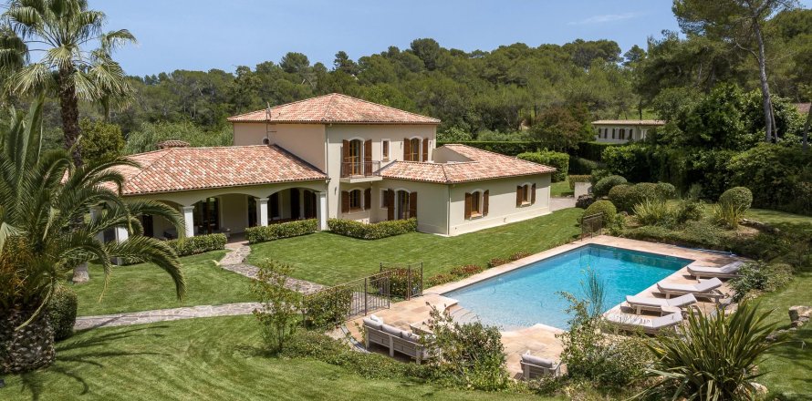 5 bedrooms Villa in Mougins, France No. 68085