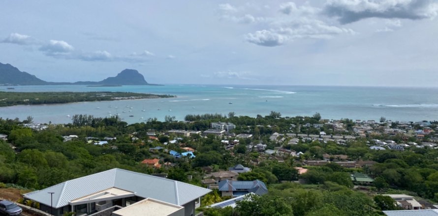 5 bedrooms Villa in Riviere Noire, Mauritius No. 60908