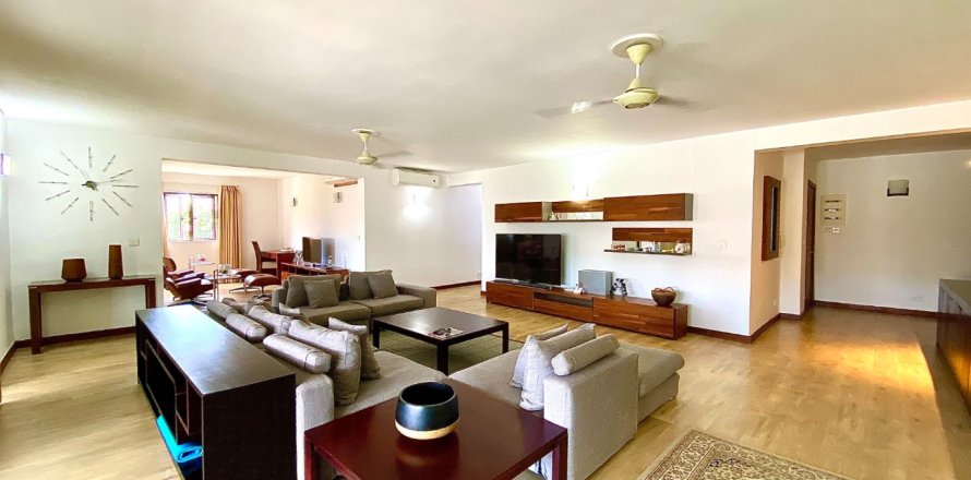 4 bedrooms Apartment in Riviere Noire, Mauritius No. 60881