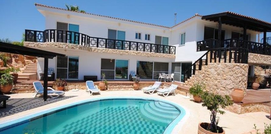 4 bedrooms Villa in Paphos, Cyprus No. 39166