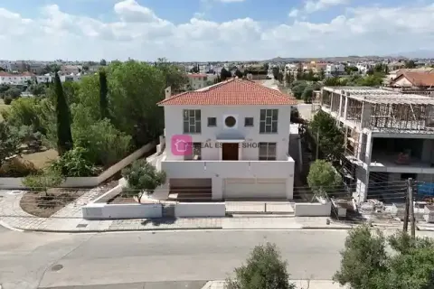 4 bedrooms House in Nicosia, Cyprus No. 32078 1