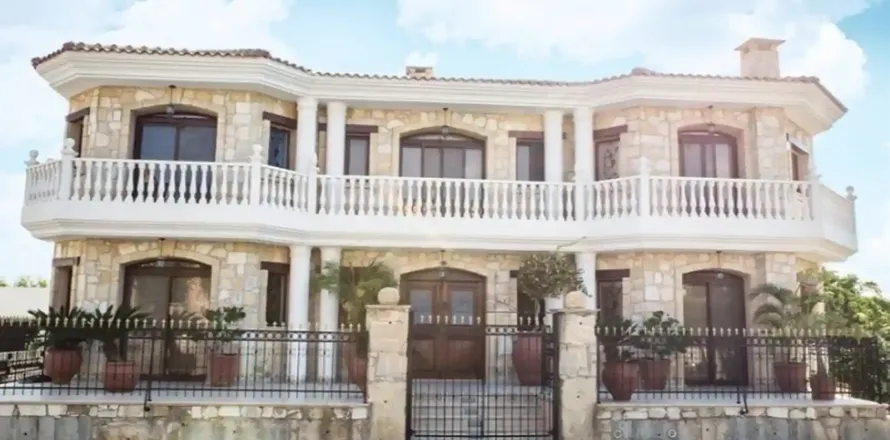 5 bedrooms Villa in Limassol, Cyprus No. 31620