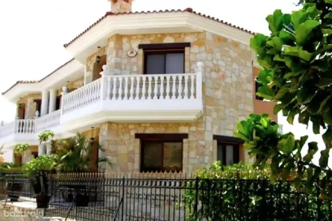 5 bedrooms Villa in Limassol, Cyprus No. 31620 2