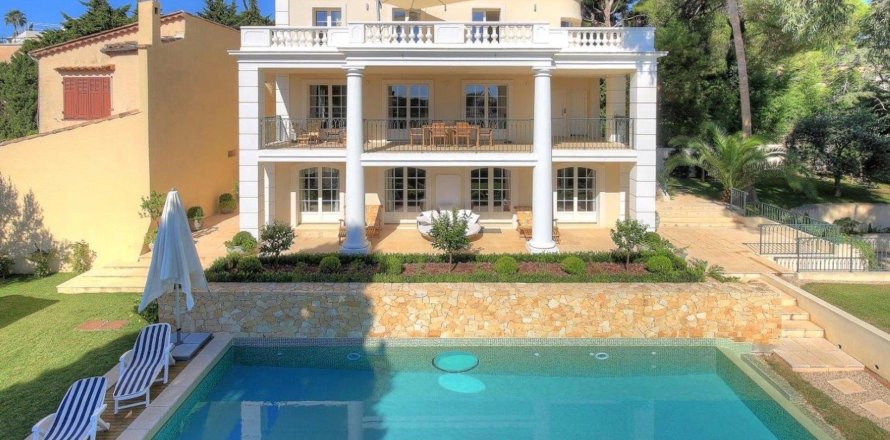 3 bedrooms Villa in Antibes, France No. 67348