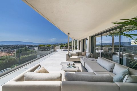 5 bedrooms Villa in Cannes, France No. 67350 9