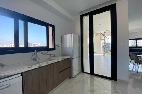 2 bedrooms Penthouse in Limassol, Cyprus No. 32372 6