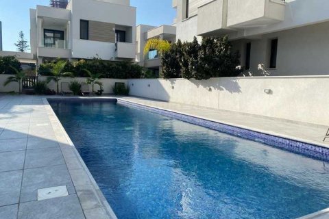 2 bedrooms Penthouse in Limassol, Cyprus No. 32372 2