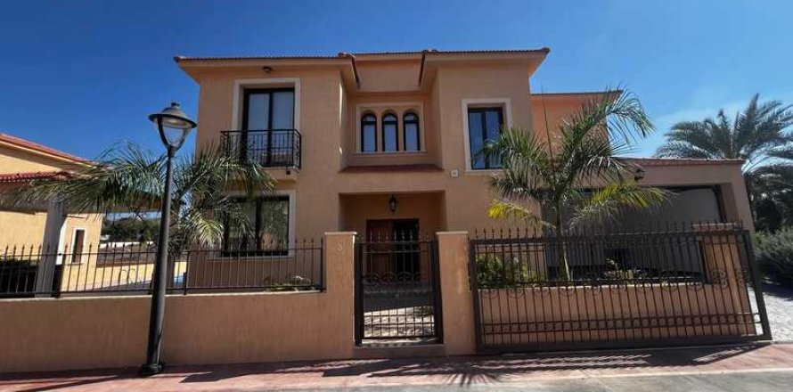 4 bedrooms Villa in Chloraka, Cyprus No. 66138