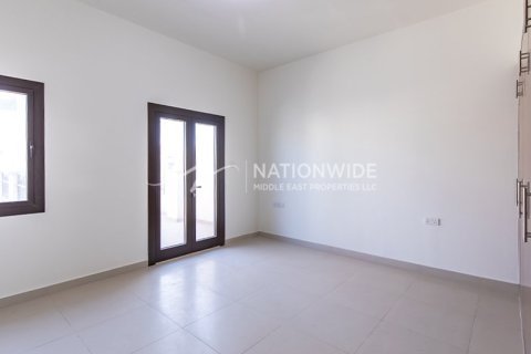 3 dormitorios Villa en Abu Dhabi, UAE No. 4132 9