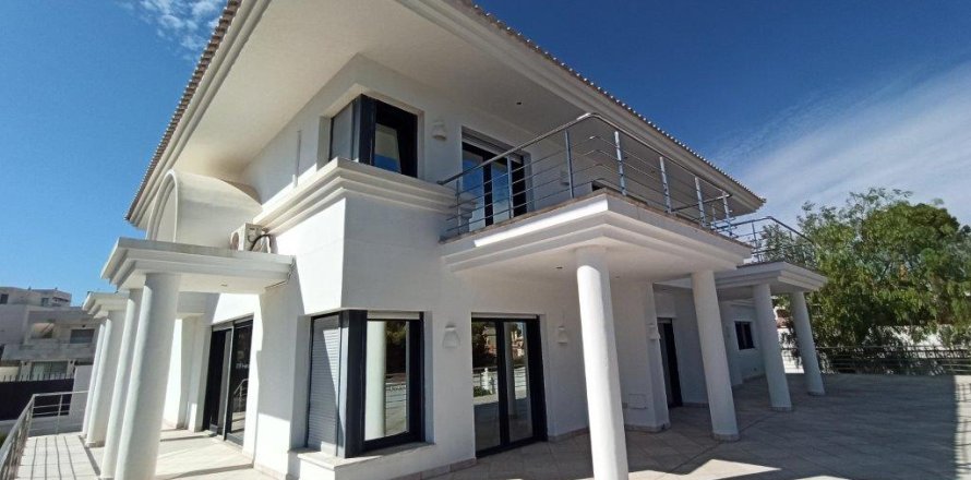 9 dormitorios Villa en Villamartin, Spain No. 26173