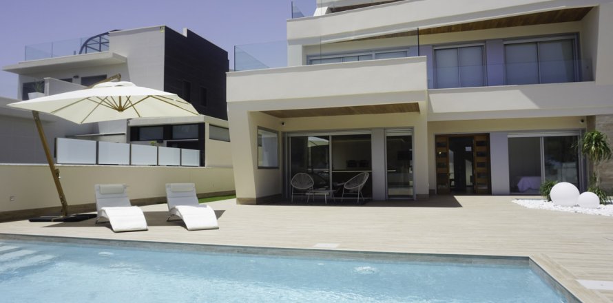 4 bedrooms Villa in Alicante, Spain No. 27771