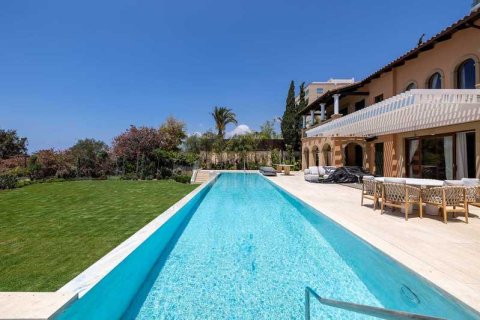 4 bedrooms Villa in Pyrgos, Cyprus No. 42647 1