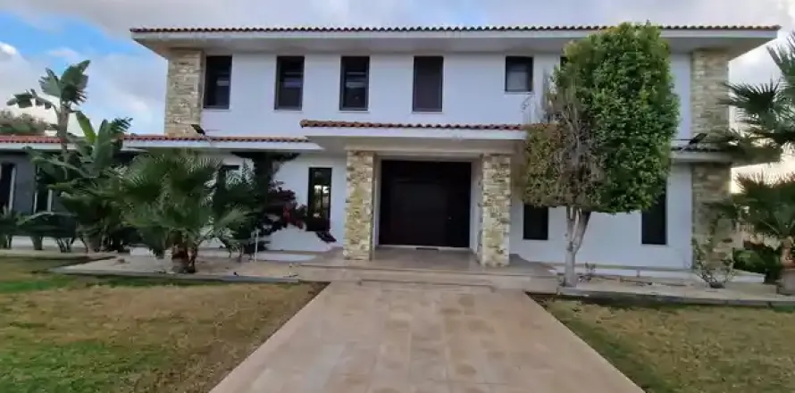 6 bedrooms Villa in Dromolaxia, Cyprus No. 40019