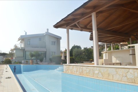 4 bedrooms Villa in Kalyvia Thorikou, Greece No. 59130 1