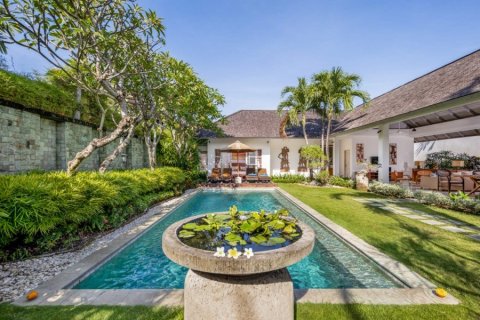 2 bedrooms Villa in Seminyak, Indonesia No. 22685 1