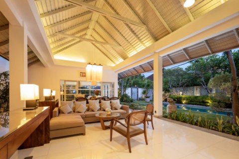 2 bedrooms Villa in Seminyak, Indonesia No. 22685 3