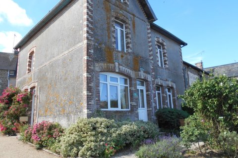 3 bedrooms House in Saint-Cyr-en-Pail, France No. 69385 2