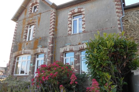 3 bedrooms House in Saint-Cyr-en-Pail, France No. 69385 1